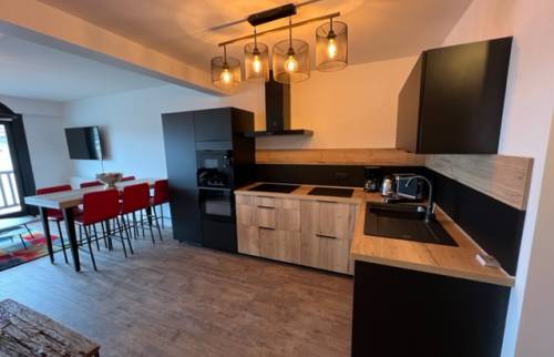 La cuisine avec vue sur le coin repas