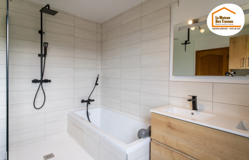douche à l’italienne Gex, rénovation salle de bain moderne, salle de bains lumineuse, rénovation maison Pays de Gex, salle de bain contemporaine