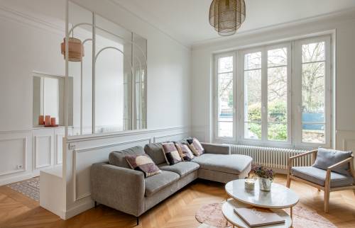 Salon élégant avec verrière et parquet en chevron au Vésinet