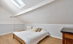 Une magnifique chambre d'amis avec parquet massif sous les combles pour accueillir ses proches