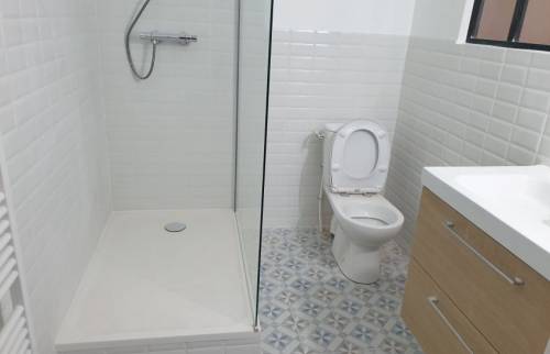 Travaux maçonnerie pour sol et receveur de douche surélevé dans salle d'eau à Pleyben (29190)