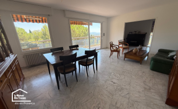 Salon rénové lors d'une rénovation complète d'appartement près d'Aix-en-Provence, avec des espaces lumineux et un confort entièrement repensé.