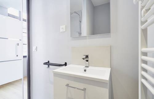 Les salles d'eau sont lumineuses