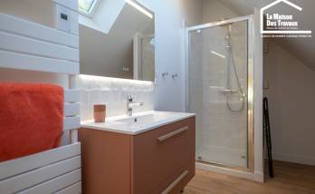 salle de bain moderne avec douche et baignoire morbihan