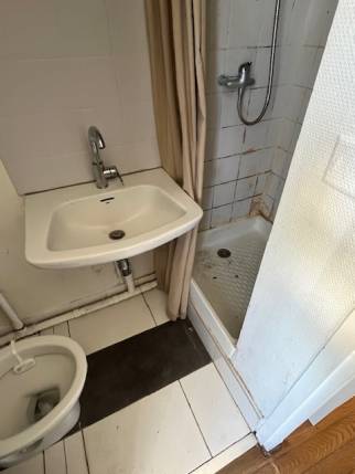 Salle de bain dans un studio avant travaux de rénovation d'appartement - Nantes 44