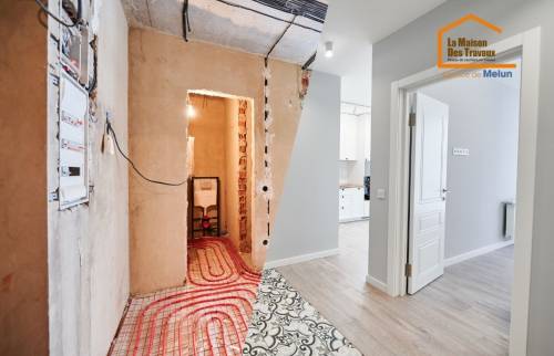 Travaux intérieurs d'une maison comprenant la peinture, les sols, et le chauffage