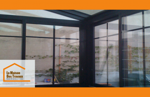 Intérieur de véranda lumineux à Quimper : un nouvel espace de vie baigné de lumière naturelle, idéal pour profiter de son extérieur en toute saison.