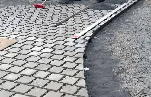 Création des courbes et finitions du pavage pour un aménagement extérieur esthétique 