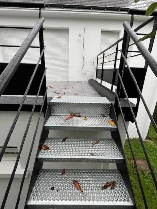 Escalier d'accès à la toiture-terrasse après rénovation de la terrasse- Nantes 44