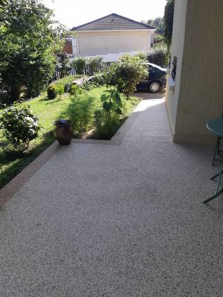 Aménagement de terrasse avec revêtement de sol en résine - Montluel 01120