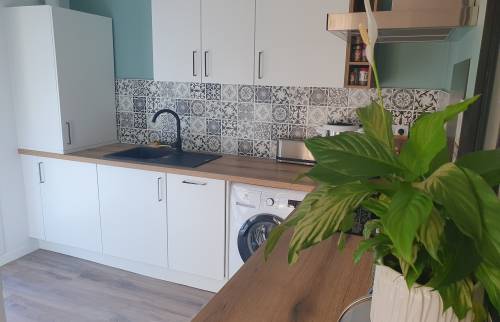 Aménagement cuisine moderne à Bruz avec décoration sur-mesure