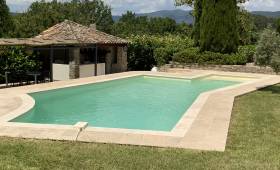 Piscine aprés rénovation et pool house 