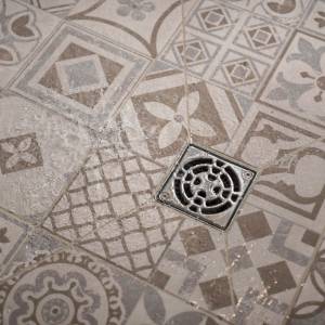Carrelage effet bois et grès cérame mat rectifié – projet salle de bains MH Interior