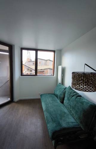 avoriaz-74110-renovation-appartement-sejour-canape-fenetre-porte-fenetre-balcon
