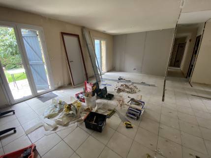 Ancien carrelage au sol avant travaux de rénovation de sol intérieur - Montauban 82000