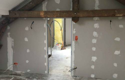 Doublage et cloisons pour une nouvelle chambre d'enfant sous les combles