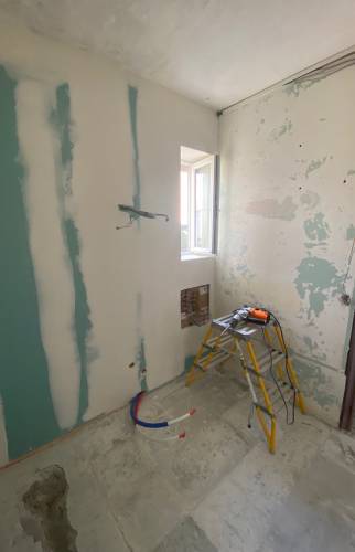 PENDANT Finition des bandes sur les cloisons hydrofuges