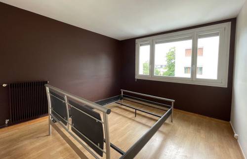 La chambre avec ses murs repeints