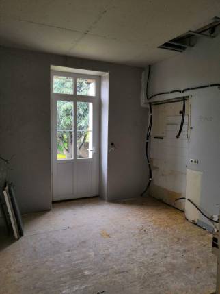 Remplacement à neuf des planchers bois par un plancher OSB, Isolation des mur et plafonds, plaque de plâtre, installation électrique neuve