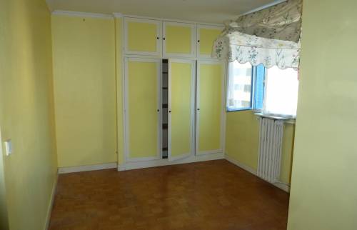 appartement avant travaux tapisserie jaune et parquet ancien