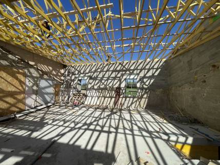 Pose de charpente en cours sur un corps de ferme en rénovation - Alixan 26300