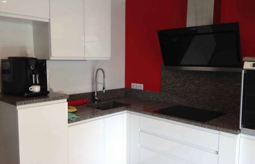 Cuisine laqué blanc, plan de travail granit, robinet flexible à Sierentz
