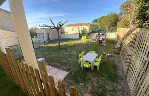 jardin extérieur avec maison enfants micro crèche La Maison Des Travaux Alès