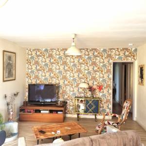 Aménagement salon maison avec papier peint