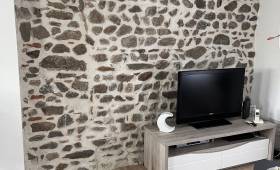 Rénovation de maison ancienne avec salon rénové et installation poêle à bois - Glun 07300