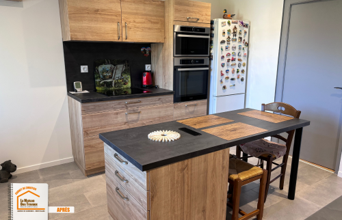  rénovation cuisine Servoz, artisan cuisine Chamonix, îlot central cuisine moderne, carrelage cuisine Haute-Savoie, courtier travaux rénovation, La Maison des Travaux Chamonix, La maison des travaux