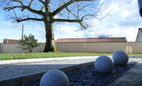 Boules en grès dans un jardin d'une maison résidentiel 