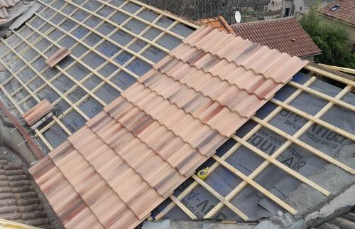 Pose d'une tuile pour larénovation et isolation d'une toitures La Maison Des Travaux Ales
