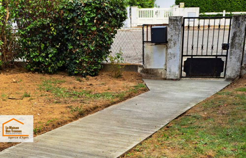 Création d’un chemin en béton extérieur reliant le portail à la maison, pour un accès sécurisé et durable à Le Passage.
