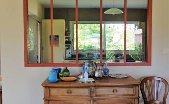 Verrière d'atelier d'inspiration classique dans une maison située au sud de Lyon