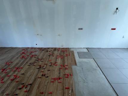 Travaux de pose de carrelage en cours dans une maison en rénovation (jonction séjour/cuisine)- Nantes 44