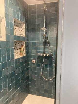 Salles d'eau en bleu, villa située dans les monts d'or