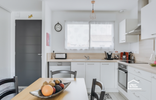 Rénovation d’une maison à Aix-en-Provence avec cuisine ouverte sur le séjour, espaces lumineux et aménagement intérieur modernisé.