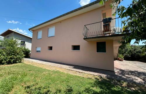 Façade arrière côté jardin après rénovation, avec enduit neuf apportant luminosité et protection durable.
