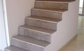 Nouvel escalier en béton.