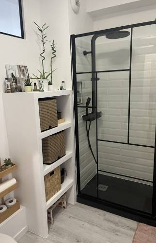 Salle de bain après rénovation douche a l'italienne