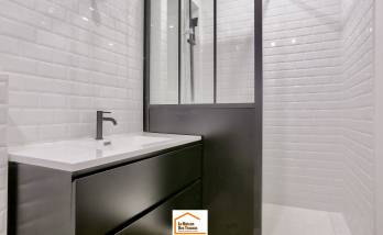 Création d’une salle de bain dans un bureau transformé en appartement