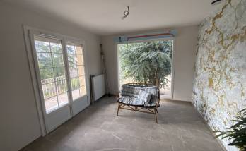 Rénovation salon 1 revêtement sol unique en dalles LVY façon marbre moka et panneau mur  intissé marbre flammé à Magny-le-Hongre (77700)