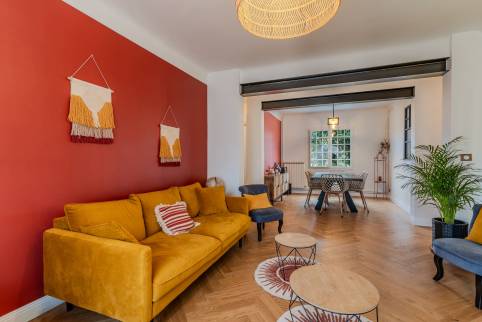 Décoration intérieure de maison avec pan de mur peint en rouge orangé - La Crau 83260