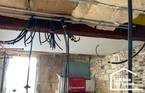 Installation des gaines électriques dans les plafonds