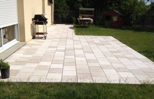 Terrasse pavée sous le soleil Bordelais 
