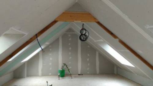 Pose des plaques de plâtre et des joints, ajustement des réseaux électriques