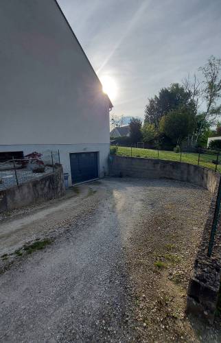 Cour en calcaire avant travaux