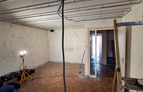 Salon en cours de rénovation avec cables électriques à Alès
