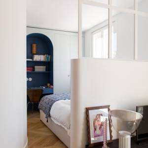 Studio rénové sous les toits à Paris avec optimisation des espaces – Camille AUDER