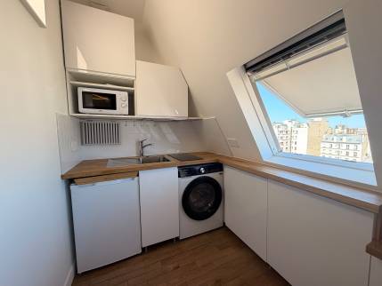 Kitchenette sur mesure, meuble haut et four à micro-ondes encastré à paris 17